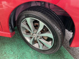 タイヤサイズは165/55R15 純正アルミホイールが足元をかっこよく引き締めます