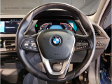 【ハンドル】ドライバーとBMW車の一体感がダイレクトに伝わるステアリングホイール。形状・太さへの拘りに加えて、操作性を高める為にスイッチ類も配置。クイックかつ安定のドライビングを体感下さい!