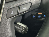 クルーズコントロール機能が付いています。 速度を設定するとアクセルを踏まなくても一定の速度で走ることができます。  高速道路ではとても便利な装置なんです。