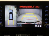 パノラミックビューモニターを装備。駐車場や交差点でクルマを真上から見るように周囲を確認できます。機能の詳細は販売店スタッフまでおたずねください。