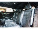 Seats in full Alcantara with Performante trim