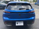 リア部分の特徴的な三本テールランプ。