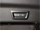 運転中にもオーディオの音量やFMの切り替えなどステアリングでの操作で切り替え可能なため、ステアリングから手を放す必要がない為、運転中でも操作が簡単でございます。