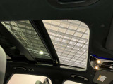 パノラミックルーフで明るい車内と開放感あるドライブをお楽しみいただけます。