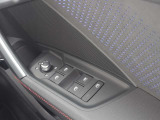 ミラーヒーター、ミラー格納、ミラー調整スイッチ、窓の開閉操作。Audiでは触感開発チームがあり、クリック感は操作する喜びを感じていただけます。