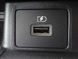【USB電源ソケット】走行中にスマホやタブレットなどを充電することができて便利です♪