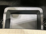 助手席アンダーボックスは運転用の替え靴や、車内に常備しておきたい子供用品、着替えた服などが収納できて便利です。女性に嬉しい収納スペースです