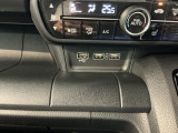 スマートフォンなどの充電に便利なUSBジャック。運転席からも助手席からも使いやすいです。