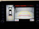 パノラミックビューモニターを装備。駐車場や交差点でクルマを真上から見るように周囲を確認できます。機能の詳細は販売店スタッフまでおたずねください。