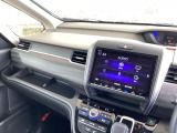 助手席インパネトレーは、軽食やスマホ、小物をサッと置ける便利なスペース。手元に置いておきたい物を気軽に置けて、日常の中でしっかり活躍してくれます。