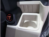 運転手から手に届きやすいところにあるドリンクホルダー。手元近くですので便利です。