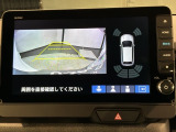 リバースギアに入れるだけで後方の表示へ切り替わります。夜間や雨の日の駐車も楽になりますよ。