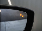 【ブラインドスポットモニタリング】走行中、ドアミラーの死角になりやすい箇所に後続車が接近するとサイドミラーのレンズに警告を表示。ドライバーに注意喚起をしてくれます。