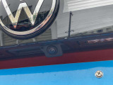 リアのバックカメラはリアハッチのVWエンブレムの下に配置されています。