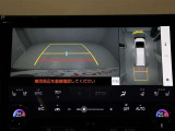 パノラミックビューモニターを装備。駐車場や交差点でクルマを真上から見るように周囲を確認できます。機能の詳細は販売店スタッフまでおたずねください。