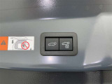 電動式バックドアです。 荷物を持ったままでもボタン一つで自動的に開け閉めできるので便利ですよ。 挟み込み防止機能も付いていますのでお子様の手や荷物を挟み込むのを防いでくれますよ。