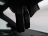 【ルームミラー一体型ETC】BMWといえばルームミラー一体型のETC。ドライバーから差し込めるかたちになっておりますので、差し忘れの際も慌てずにご利用いただけます。