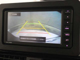 目視では確認しづらい車両後方を表示するカラーバックモニターが装備されています。スムーズな車庫入れや縦列駐車をサポートします。