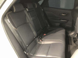 【後部座席】も当然、綺麗・清潔に仕上げております。内装の綺麗なお車は気持ちが良いですし、コンディションのいい車が多いです。これもオススメの1台です。