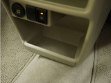 ◆センターロアボックス◆インパネ中央の下部には、ごみ箱としても使用する事ができるセンターロアボックスを装備しております。