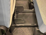 お荷物の収納に便利な「置きラクボックス」フロアに直接置きたくない荷物を置いたり、見られたくない物をしまっておく事が出来ます♪