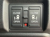 【運転席】当車両は両側電動スライドドアでございます!車外だけでなく車内からも開閉可能です☆