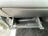 グローブボックスの他にも収納をご用意してます。車内をスッキリ見せることができます。