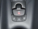 【HOLD】信号待ちなどでブレーキを踏み続けなくても、停車状態を保持してくれる便利な機能です。