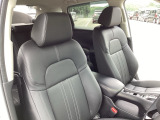 シートはフィット性も良く、楽な運転姿勢を保てます。シートヒーター付き!直接体を温てくれるので寒い日の運転も快適です。