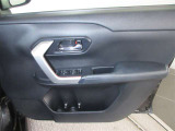 運転席側のパワーウィンドウスイッチです。全ての窓の開閉操作ができます。