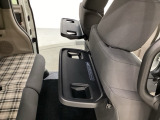 運転席・助手席の背もたれには、2列目シート用にカップホルダー付きの「格納式のシートバックテーブル」を装備しています。休憩時のちょっとした時間などカップを置いたり、小物置きに使えて便利です。
