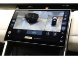 自車を真上や斜め後ろから見下ろすような高精細な映像で、周囲の安全確認をスマートにサポートします。大きめのボディでも車両感覚が掴みやすく、狭い場所での運転や駐車も優しくアシストしてくれます。