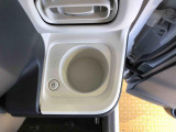 便利なドリンクホルダーが付いています。