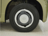 ◆純正ホイール装着車◆シンプルなデザインのホイールキャップ付きです。