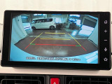 【バックカメラ】 駐車時に車両後方の様子を見ることができるので、運転の不安を軽くします。