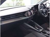 内装はシンプルに使い勝手を考え作られています。お車を運転する感覚をダイレクトに体感して頂けます。室内も広くロングドライブにも快適にお過ごしいただけます。