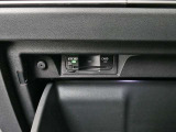 グローブボックス内に綺麗に収納されているETCユニットは美観を損なうことなく邪魔にならないよう取り付けられています。