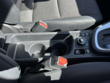 フロントカップホルダーです!2本まで収納できますので運転席・助手席の方ともに使うことができます♪