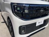 LEDヘッドランプ:ハロゲンランプの約2倍の光量でより明るく遠くを照らし、夜間走行時の視認性を高めます。