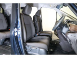 すわり心地の良い運転席・助手席です。長時間のドライブの疲れ軽減に貢献します。どうぞ快適なドライブを♪