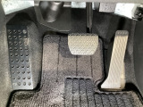 マツダ車の共通するポイントに前輪を前に出し運転席足元スペースを広げたこと!これによりホイールハウスが邪魔にならずにドライバーの中心線を基準とした位置へのペダル配置が可能となりました!