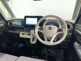 運転席まわりです。 各操作スイッチは使いやすい位置に配置されてます。