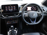 視線を大きく動かさず、必要な情報を確認できる。運転に集中するための、機能的なコックピットです。