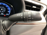 周囲の明るさに応じて自動でヘッドライトの点灯・消灯ができる機能です。トンネル通過時にライトの付け忘れ・消し忘れが無くなり雨の日や夕方の走行も安心・安全ですね♪