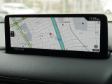 マツダコネクトの10.25インチワイドセンターディスプレイです。『Android Auto』『Apple CarPlay』や独自のコネクテッドサービスに対応したインターフェイスシステムです。