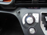 ☆オートエアコンです♪一度お好みの温度に設定すれば、車内の温度を検知し風量や温度を自動で調整してくれる優れもの!暑い&hellip;寒い&hellip;と何度もスイッチ操作をする必要はありませんね♪