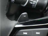 ◆減速セレクター装備◆ステアリングホイールの左右に取り付けられた2つのパドルスイッチで減速の強さを調整。 左側の「-」を操作すると減速を強く、右側の「+」を操作すると減速を弱くすることができます。