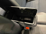 小物が収納できる運転席側インパネアッパーボックス。 ボックス内にはUSBソケットが一口。