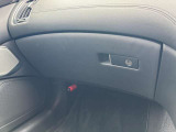 奥行きのあるグローブボックスです。車検証や小物、常備品を収納してみてください!すっきり収納できて便利です!