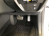 【運転席】アクセル、ブレーキはこのようになっております。